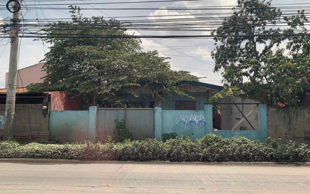 Old Structured House and Lot Along Main Road, Cabantian